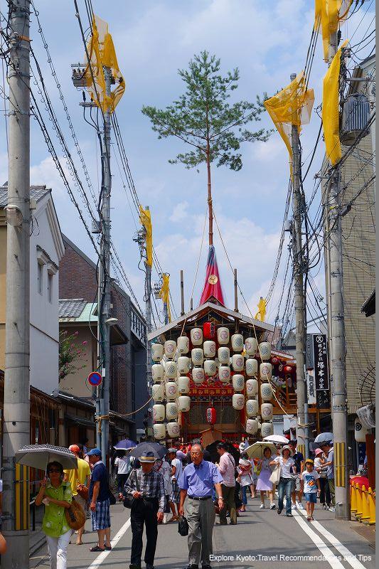 Minami Kannon-yama: a pine tree is placed on the roof